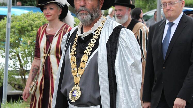 Bürgermeister Jürgen Kohmann räumte ein, dass er sich seinen Bart eigens für das Altstadtfest habe wachsen lassen: "Danach kommt der wieder weg." Rechts im Bild Günter Dippold. Foto: Markus Häggberg