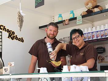 Christoph Kurkowski und Manuela Vogt pr&auml;sentierten mit ihrem Choco Kebab eine Alternative zum herk&ouml;mmlichen Schokoladen-Cr&ecirc;pes. Fotos: Cindy D&ouml;tschel