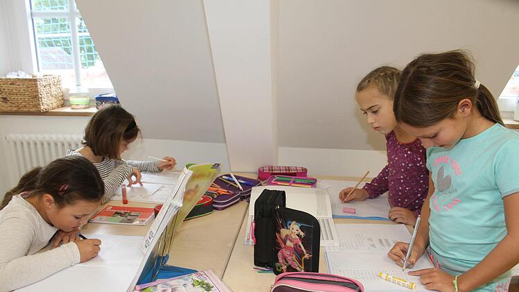 Eve Madlen Löffler (8), Katharina Graf (8), Xenia Popp (8) und Liv Seidel (9) haben sogar beim Hausaufgabenmachen ihren Spaß. Die Hausaufgabenräume sind bewusst klein gehalten, so dass sich die Schüler gut konzentrieren können. Foto: Sonny Adam