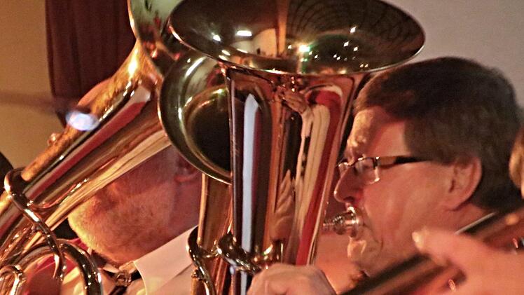 Wuchtiger Bass und sein Bläser