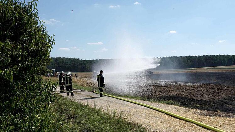 Die Feuerwehrleute hatten den Brand schnell unter Kontrolle.   Foto: Richard Sänger