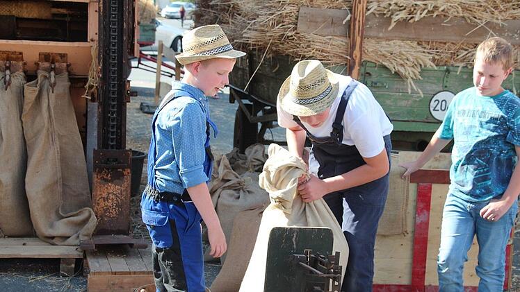 Kilian und Niklas - ihre Aufgabe: genau abwiegen und zubinden