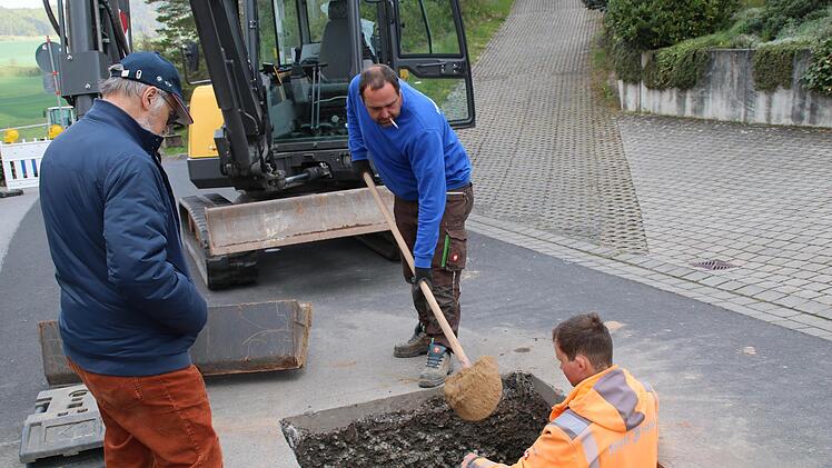 Der Gemeinderat Sulzthal beschäftigte sich mit der Erneuerung der Wasserschieber im Lagberg. Unser Foto zeigt die Begutachtung der Arbeiten mit der Firma. Foto: Hilmar Ruppert
