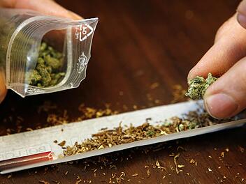 Laut Angeklagtem dienten das in der Wohnung gefundene Marihuana und die Plastiktütchen zum Verpacken nur dem Eigenbedarf.