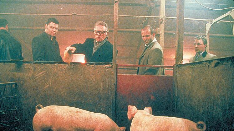 Schweinez&uuml;chter Brick Top (Alan Ford, Mitte) ist in allerlei Schweinereien verwickelt.