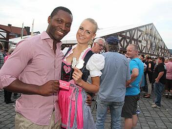 Anne-Kathrin Kosch, Miss Germany aus dem Jahr 2011, und ihr Freund Thierry Bisso stürzen sich gut gelaunt ins Bierfestgetümmel. Fotos: Sonja Adam