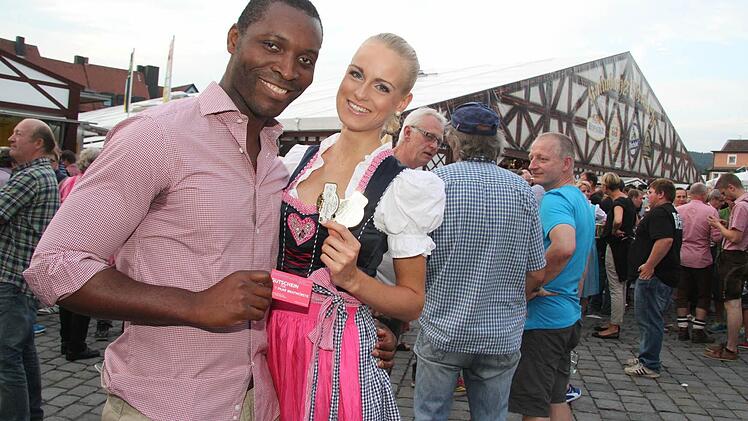 Anne-Kathrin Kosch, Miss Germany aus dem Jahr 2011, und ihr Freund Thierry Bisso stürzen sich gut gelaunt ins Bierfestgetümmel. Fotos: Sonja Adam