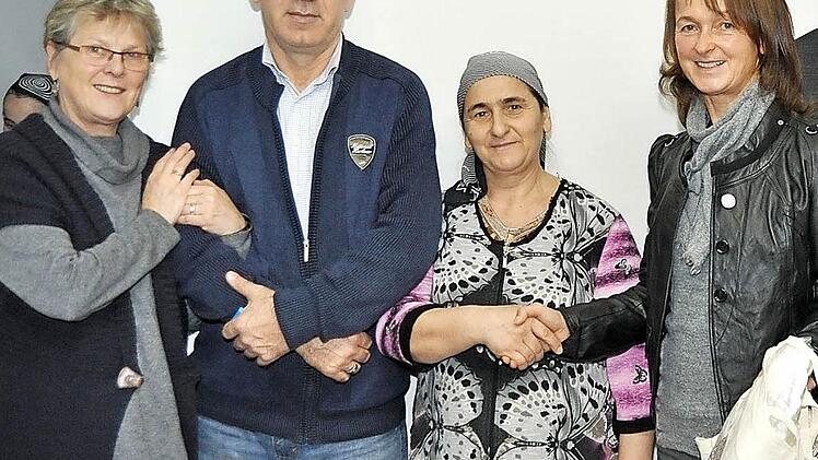 Bürgermeisterin Christine Frieß (rechts) sowie Dipl.-Sozialpädagogin Monika Pottgiesser (links) hießen Magomed Ibragimov und Taita Ibragimova willkommen.