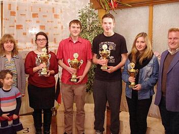 Gewinner des VG-Pokals: (v. l.) Vorsitzende Anita Oeser-Geyer mit "Assistentin" Lena Schusser, Sabrina Bickel, Markus Schöller, Marc reitstätter, Melanie Schöller und Bürgermeister Matthias Klement. Foto: mel