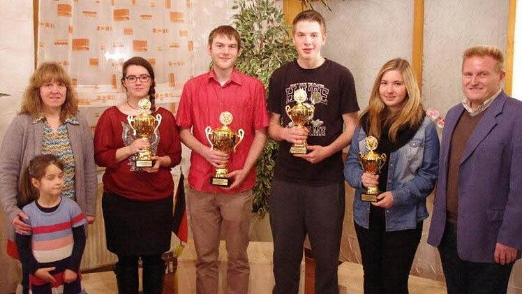 Gewinner des VG-Pokals: (v. l.) Vorsitzende Anita Oeser-Geyer mit "Assistentin" Lena Schusser, Sabrina Bickel, Markus Schöller, Marc reitstätter, Melanie Schöller und Bürgermeister Matthias Klement. Foto: mel