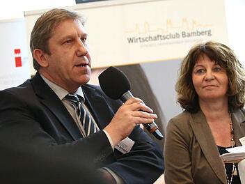 Die SPD-Bundestagsabgeordneten Andreas Schwarz (Bamberg) und Martina Stamm-Fibich (Erlangen) verteidigten das Mindestlohngesetz nach Kräften. Vor allem bei der Haftung für Subunternehmer und in der Gastronomie gaben aber auch sie Probleme zu. Foto: Hendrik Steffens