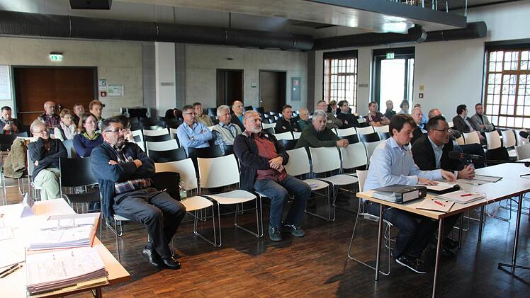 Der sechsspurige Ausbau der A3 beschäftigt Planer und Anwohner. Beim Erörterungstermin in der Kulturfabrik verfolgten rund 30 Besucher die Diskussionen. Foto: Christian Bauriedel