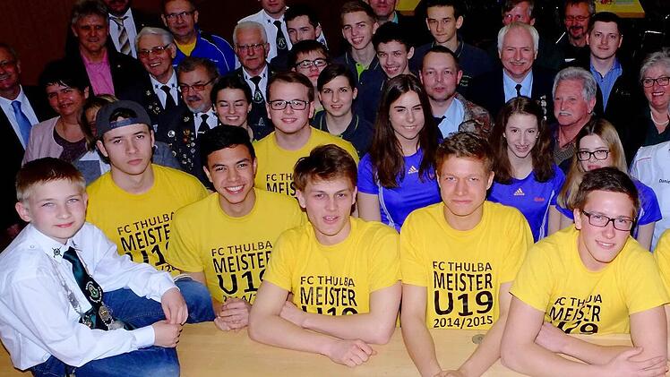 Oberthulbas geehrte Sportler freuen sich über ihre Leistung. Foto: Gerd Schaar