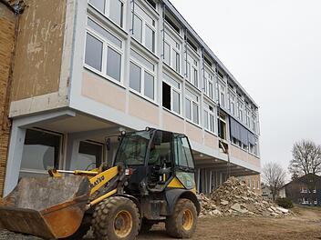 Das alte Wirtschaftsgebäude wird abgerissen. Ein Nebentrakt ist bereits weg. Foto: Arkadius Guzy