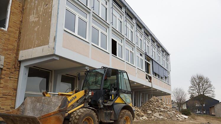 Das alte Wirtschaftsgebäude wird abgerissen. Ein Nebentrakt ist bereits weg. Foto: Arkadius Guzy