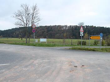 Die Straße nach Heinersreuth wird saniert. An der Abzweigung beim Freibad soll eine Ampel gebaut werden.Annika Fischer