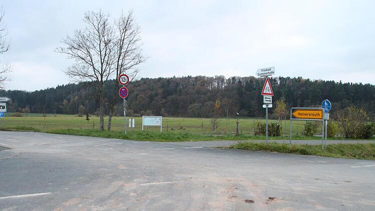Die Straße nach Heinersreuth wird saniert. An der Abzweigung beim Freibad soll eine Ampel gebaut werden.Annika Fischer