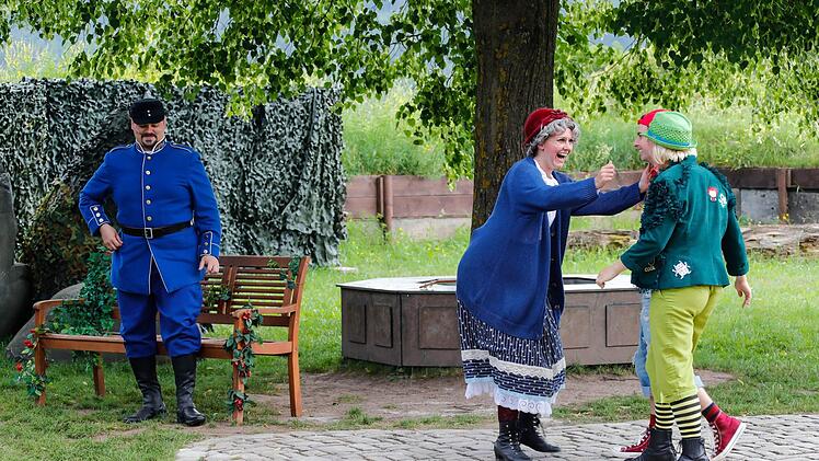Gastregisseurin Stephanie Kuhlmann hat mit dem Stück "Der Räuber Hotzenplotz" einen rasanten Theaterspaß inszeniert. Foto: Matthias Hoch