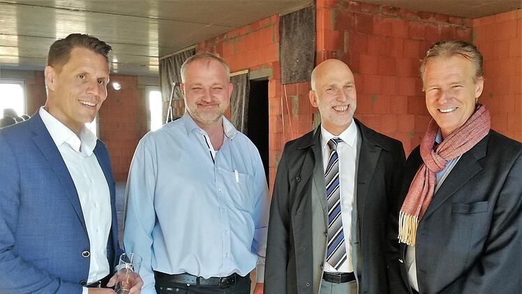 Fröhliche Gesichter beim Richtfest der BLS-Analytik GmbH: (von links) Jochen Zoller, Gründer und geschäftsführender Gesellschafter der Tentamus-Firmengruppe, Jochen Kolb, Geschäftsführer der BLS-Analytik GmbH, Oberbürgermeister Kay Blankenburg und Cord Lüllmann, technischer Direktor der Tentamus-Firmengruppe. Sigismund von Dobschütz