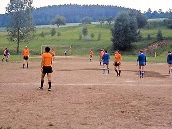 Vor Jahrzehnten spielten die Mannschaften selten auf Rasenplätzen, wie sie heute Standard sind. Unser Bild zeigt das Sportgelände des VfR Hermannsberg-Breitbrunn in den 70er und 80er Jahren. In diese Zeit fallen sportliche Erfolge des Vereins.  Fotos/Repros: Günther Geiling