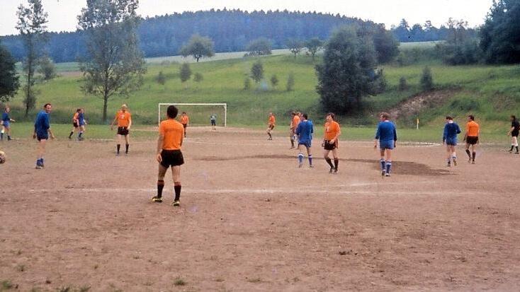 Vor Jahrzehnten spielten die Mannschaften selten auf Rasenplätzen, wie sie heute Standard sind. Unser Bild zeigt das Sportgelände des VfR Hermannsberg-Breitbrunn in den 70er und 80er Jahren. In diese Zeit fallen sportliche Erfolge des Vereins.  Fotos/Repros: Günther Geiling