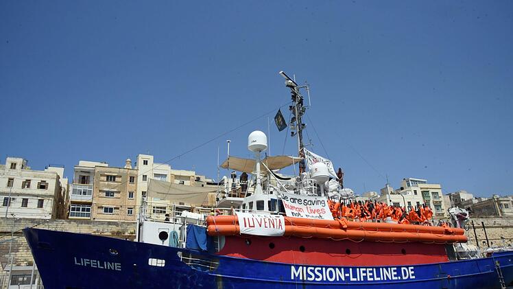 Das deutsche Seenotrettungsschiff «Lifeline» liegt weiter im Hafen von Malta: Ihr deutscher Kapitän ist nun zu einer Geldstrafe verurteilt worden.  Foto: Annette Schneider-Solis/ZB/dpa
