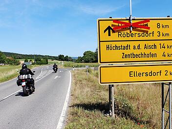 Entlang der Staatsstraße zwischen Herrnsdorf und Röbersdorf soll auf 2,4 Kilometer Länge ein Geh- und Radweg gebaut werden. Der Weg wird an der Südseite angelegt. Foto: Evi Seeger