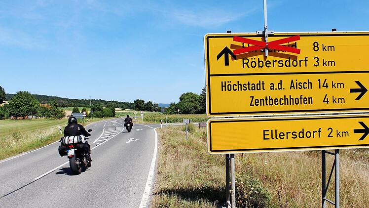 Entlang der Staatsstraße zwischen Herrnsdorf und Röbersdorf soll auf 2,4 Kilometer Länge ein Geh- und Radweg gebaut werden. Der Weg wird an der Südseite angelegt. Foto: Evi Seeger