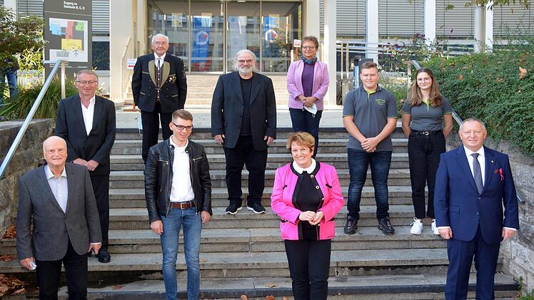 In gebührendem Abstand stellten sich die ausgezeichneten Sportler sowie die neuen Inhaber des Sport-Ehrenbriefes zusammen mit Landrat Thomas Bold und dem stellvertretendem BLSV-Kreisvorsitzendem Walter Gutmann zum Gruppenbild. (Vordere Reihe von links): Walter Gutmann, Maximilian Jäger, Brigitte Meyerdierks, Landrat Thomas Bold, dahinter (von links) Peter Fenn, Edmund Spahn, Peter Iberl, Monika Keß und Raphael Wigand und Lina Bürger. Nicht auf dem Foto sind Tobias Hango (Mannschaft), Anne Knü...