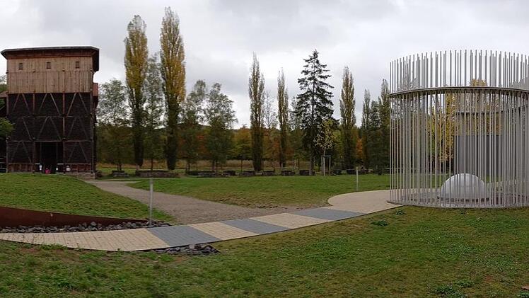 Das Areal zwischen Gradierbau und Saale heute: Die Wiese wurde wellenf&ouml;rmig  gestaltet, der Runde Brunnen rechts ist mit einer Plexiglaskuppel abgedeckt und von Eisenstelen umringt. Benedikt Borst