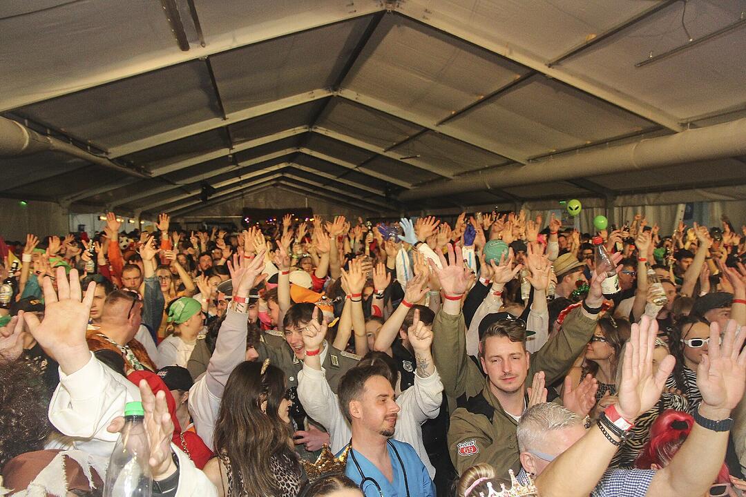 Super Stimmung beim Meeder Zeltfasching 2025!