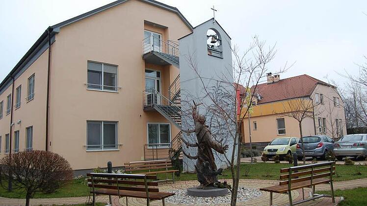 Das neu gebaute Altenheim der Franziskusschwestern im kroatischen Cugovec mit dem umgebauten Wohngebäude (rechts) eines ehemaligen Bauernhofes Fotos: Andreas Welz