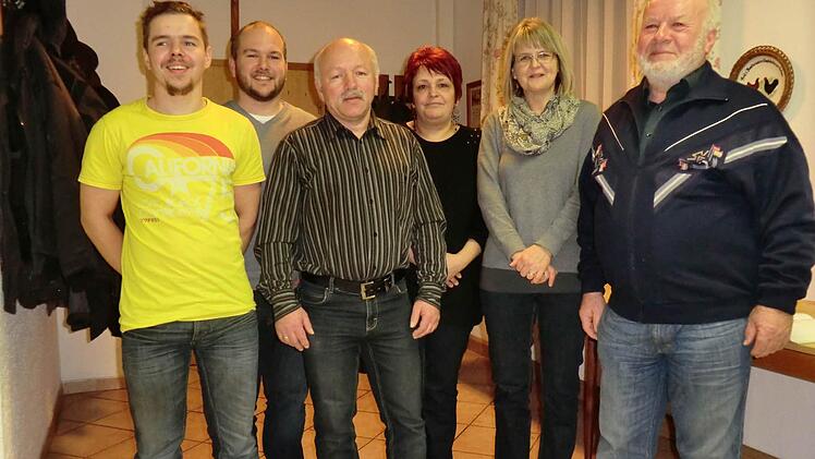 Markus Wluka, Mathias Wluka, Georg Wluka, Gaby Pitz, Yvonne Söhngen und Werner Pöllmann (v. l.) bilden den neuen Vorstand. Foto: Roland Meister