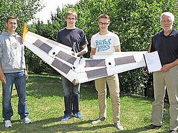 Achim Engelhardt, Julian Schmidt, Florian Ziegler und Bernd Lohneiß (v. l. ) mit dem Nurflügler Foto: privat