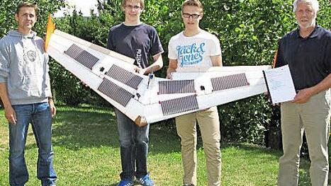 Achim Engelhardt, Julian Schmidt, Florian Ziegler und Bernd Lohneiß (v. l. ) mit dem Nurflügler Foto: privat