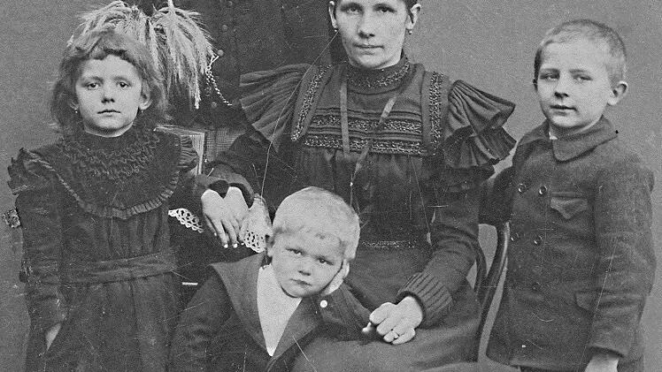 Simon Köstner und seine Frau Antonie hatten vier Kinder, zwei Söhne und zwei Töchter. Willibald (geboren 1891) heiratete 1941 in München, Hedwig Wiltrude (1893 - 1976) ehelichte 1920 Hans Baldamus aus Leipzig, Rudolf (1896 - 1918) fiel im Ersten Weltkrieg als Fliegerleutnant und Marie Ed-da (1909 - 1994) heiratete 1944 in Mettlach Matthias Schellenbach.