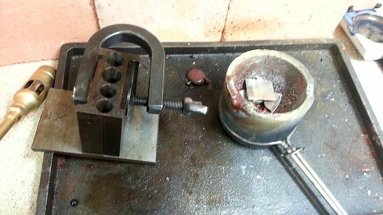 Die einzelnen Arbeitsschritte eine Goldschmieds: 1. SchmelzenFoto: Johanna Blum