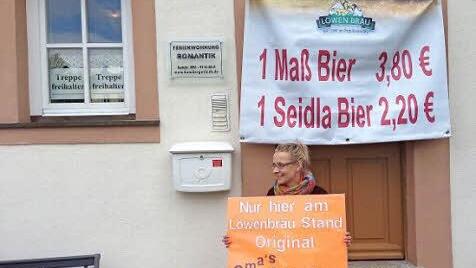 Markenzeichen günstiges Bier und Gerupfter: Astrid Muckelbauer wurde von dem Lizenzentzug ebenso überrascht wie ihre Nachbarn.  Foto: p.