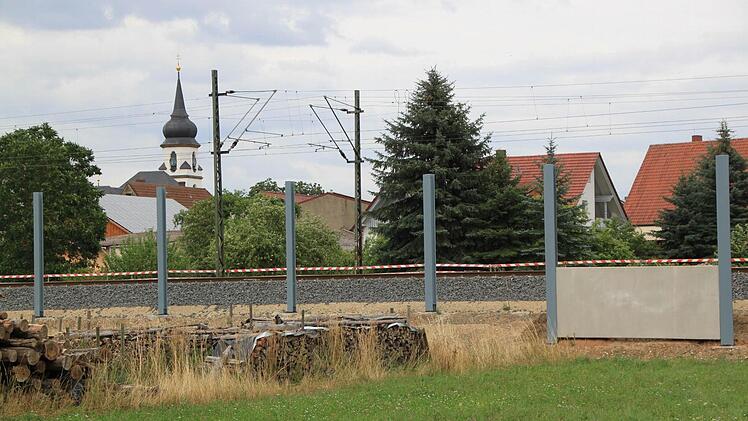Die blauen Pfosten für die Schallschutzwände stehen in Ebensfeld bereits. Foto: Matthias Einwag