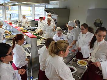Die Berufsfachschüler in Höchstadt zeigten, was in der neuen Lehrküche steckt.  Fotos: Christian Bauriedellinks