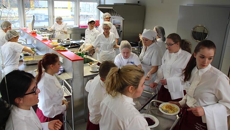 Die Berufsfachschüler in Höchstadt zeigten, was in der neuen Lehrküche steckt.  Fotos: Christian Bauriedellinks