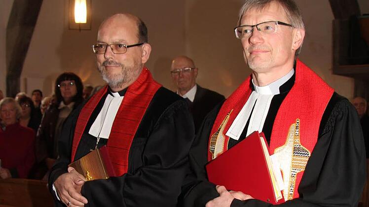 Dekan Thomas Kretschmar (links) führte den neuen Pfarrer der Kreuzkirche in sein Amt ein. Foto: Sonny Adam