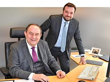 Ein eingespieltes Team: Desko-Gründer Werner Zahn (l.) und sein Sohn Alexander, der sich um den Vertrieb und das Marketing kümmert.  Fotos: Ronald Rinklef