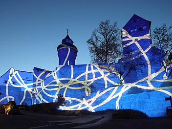 Verspielte Burgprojektion von Barbara Engelhard bei der "Blauen Nacht" am Samstag (6. Mai) in Nürnberg. Foto: Ralf Moll