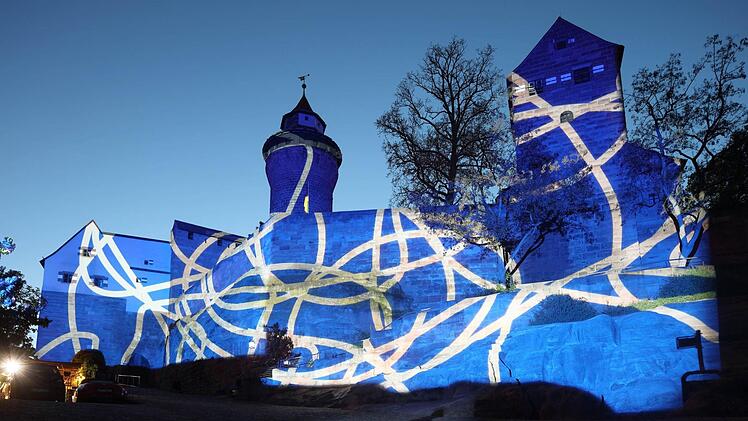 Verspielte Burgprojektion von Barbara Engelhard bei der "Blauen Nacht" am Samstag (6. Mai) in Nürnberg. Foto: Ralf Moll