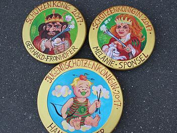 Claudia Bierlein hat die Schützenscheiben gestaltet. Foto: Mathias Erlwein