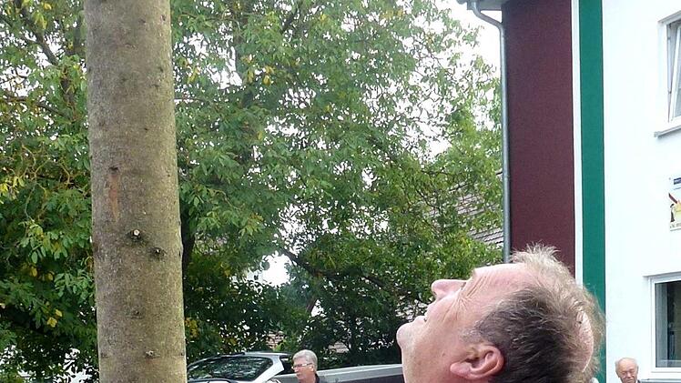 Der letzte prüfende Blick, passt und steht gerade.  Foto: Richard Sänger