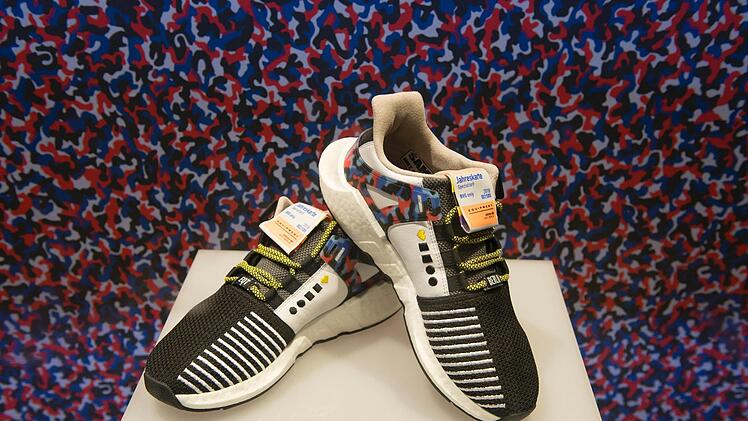In einem Fenster eines Sneaker-Geschäfts ist am 16.01.2018 in Berlin der begehrte BVG-Sportschuh zu sehen. Ab 11 Uhr wird die limitierte Auflage, die zugleich als Fahrschein gilt, verkauft. Foto: Paul Zinken/dpa