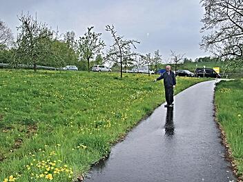 Markus Oppelt aus Pfarrweisach ist fassungslos: Als er einem 80-Jährigen, der mit seinem Rollator gestürzt ist, beisteht, versagen ihm Radfahrer ihre Hilfe. Foto: Helmut Will