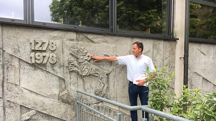 Bürgermeister Heinrich Thaler vor dem Relief an der HallenfrontFoto: Anette Schreiber